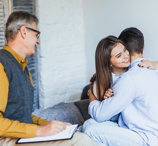 happy-married-cople-psychologist-office-with-candid-emotions